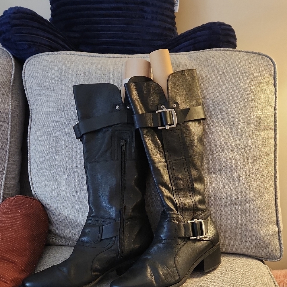 Kelly & Katie Black Heeled Boots - Picture 2 of 6